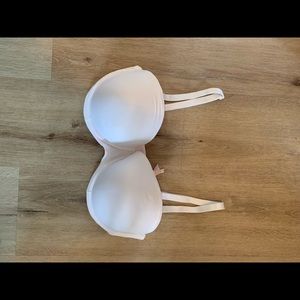 Pink push-up bra can be made strapless